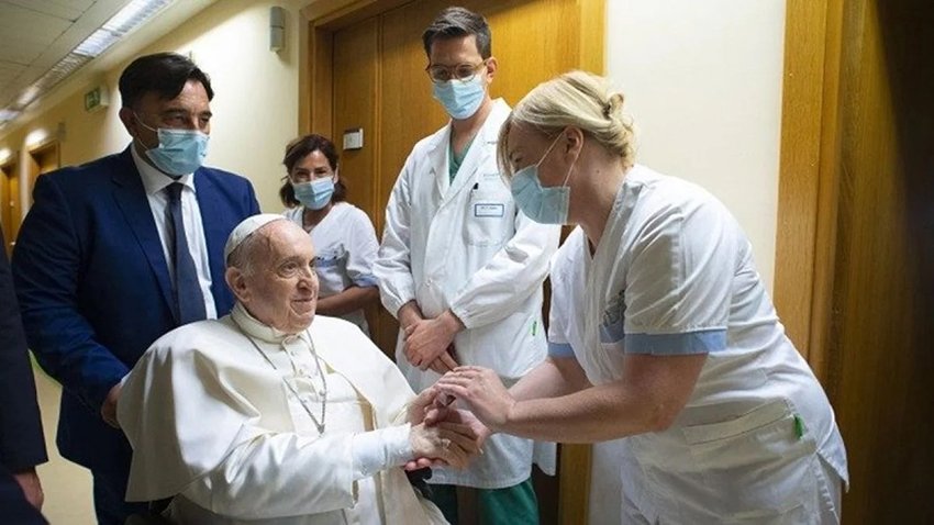 El Papa está fuera de peligro de muerte