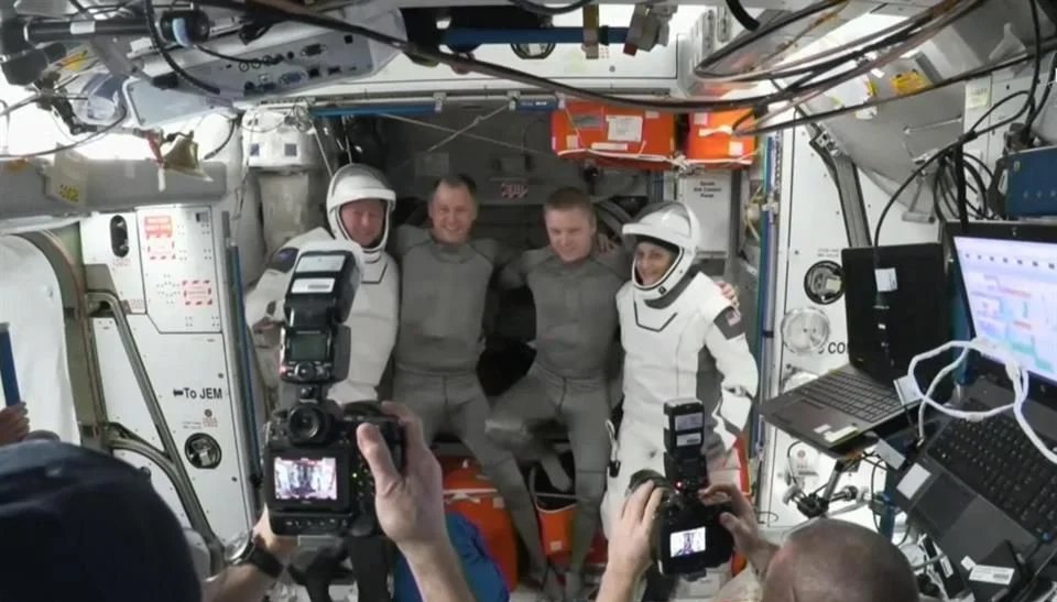 Vuelven a casa astronautas varados nueve meses