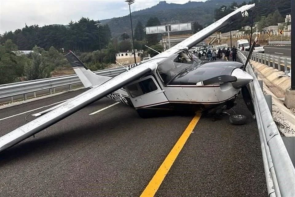 Aterriza avioneta de emergencia en carretera
