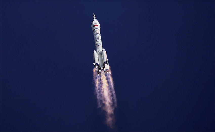 Envía China tres astronautas al espacio