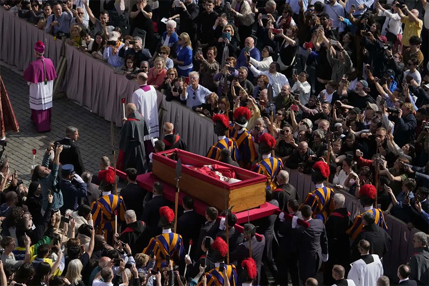 Despiden al Papa Francisco miles de fieles