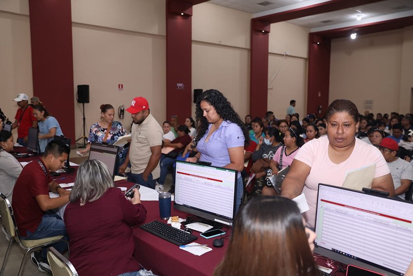 Sigue entrega de tarjetas para becas, en NLD