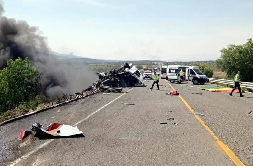 Carreterazo deja 21 víctimas en Puebla