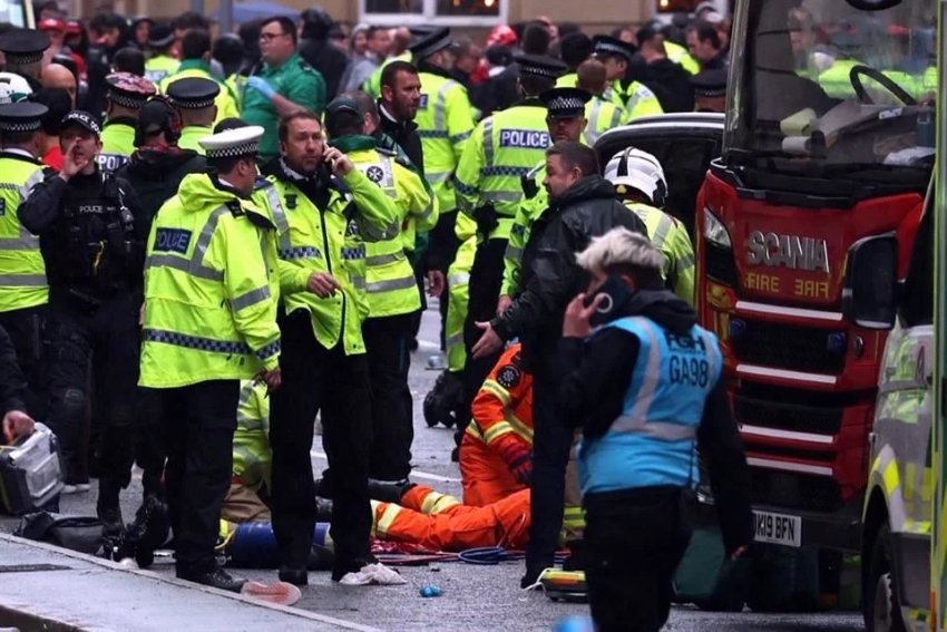 Embiste vehículo a multitud durante festejo en Liverpool