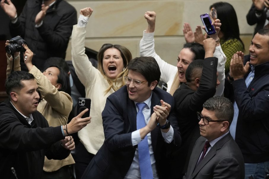 Atentan contra candidato presidencial de Colombia