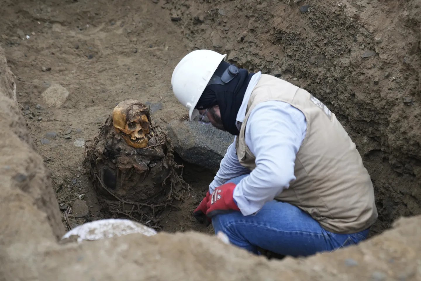 Hallan momia de mil años al instalar tubería de gas