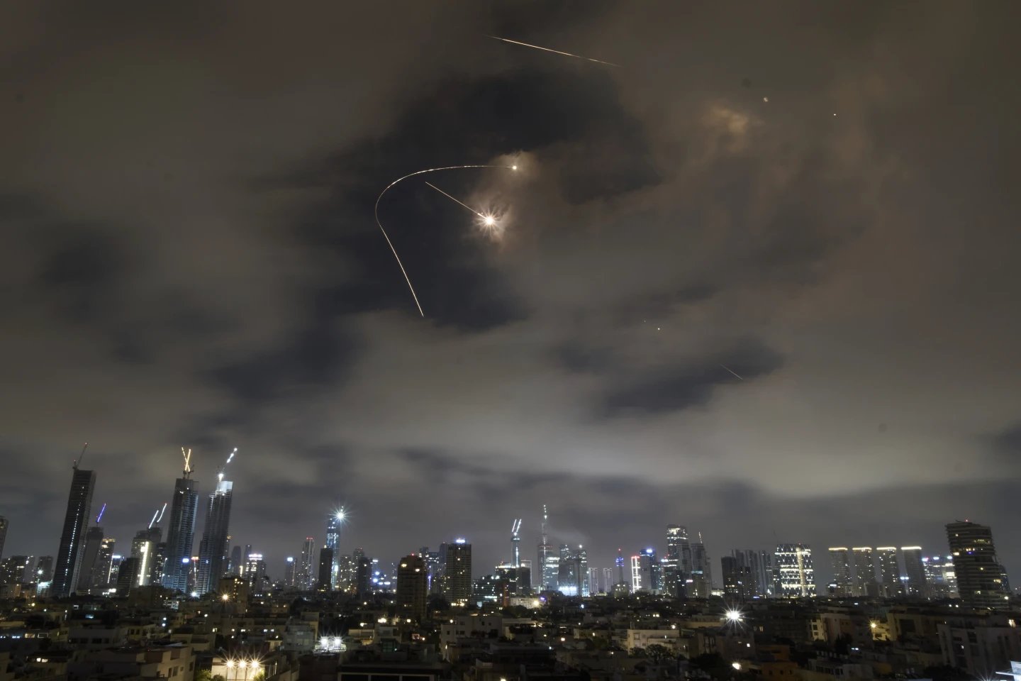 Lanza Trump ataque con bombas sobre Irán