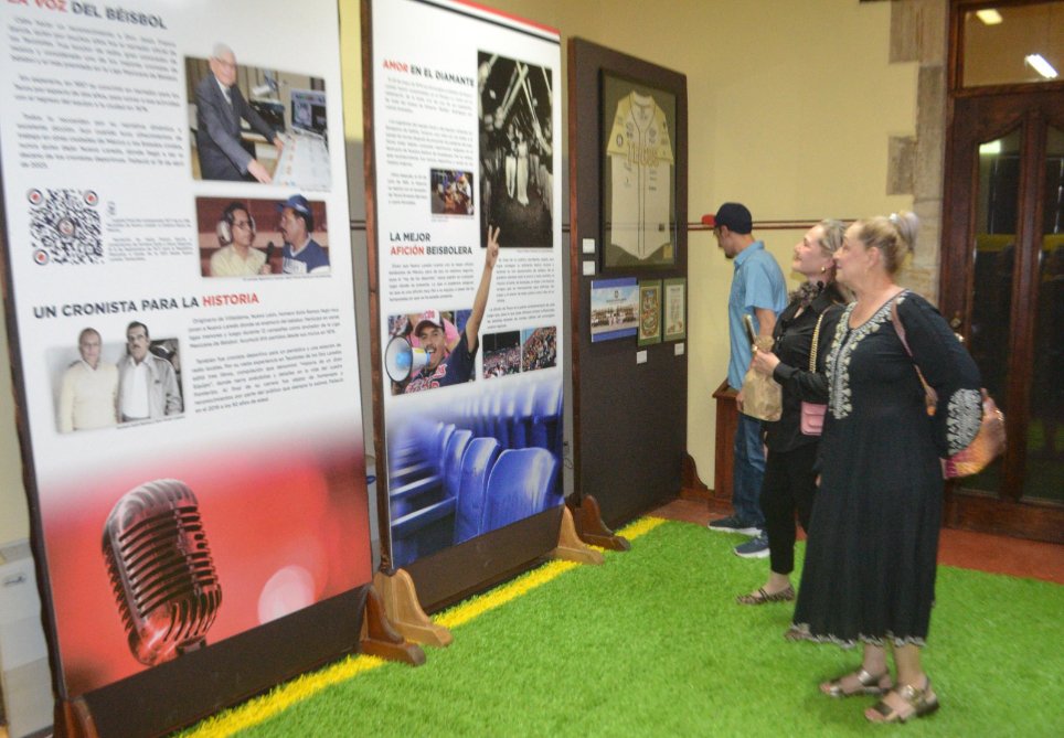 Amplían exposición de los Tecos en el Archivo General