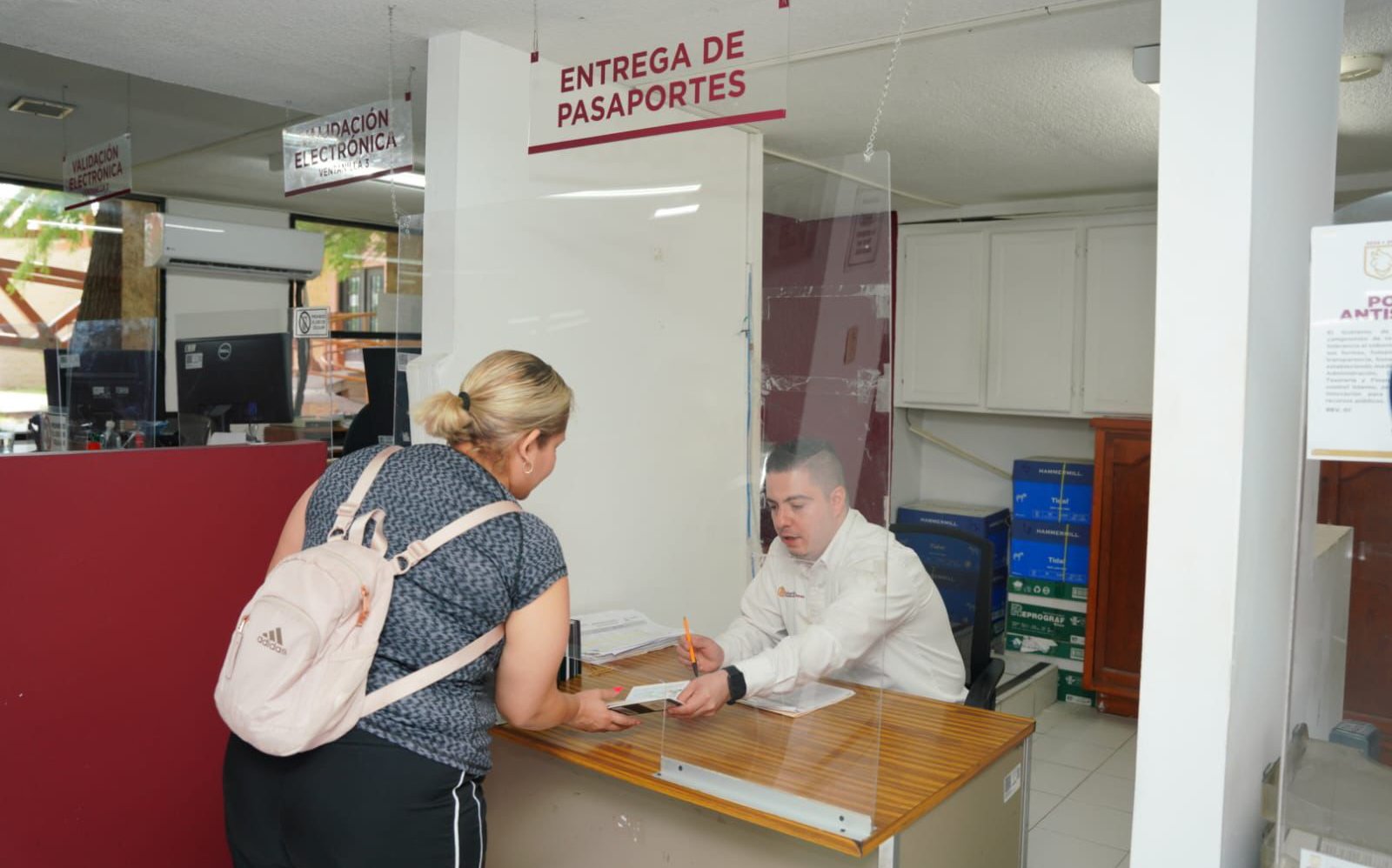 Hay vacaciones, pero sí entregarán pasaportes