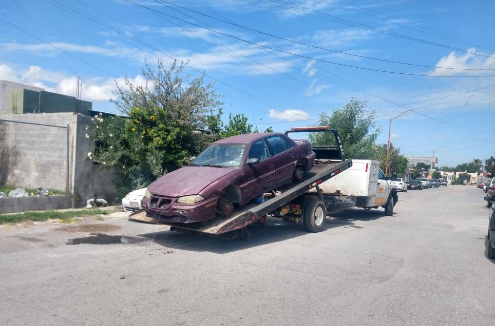 Detectan 100 vehículos en abandono en las calles de NLD