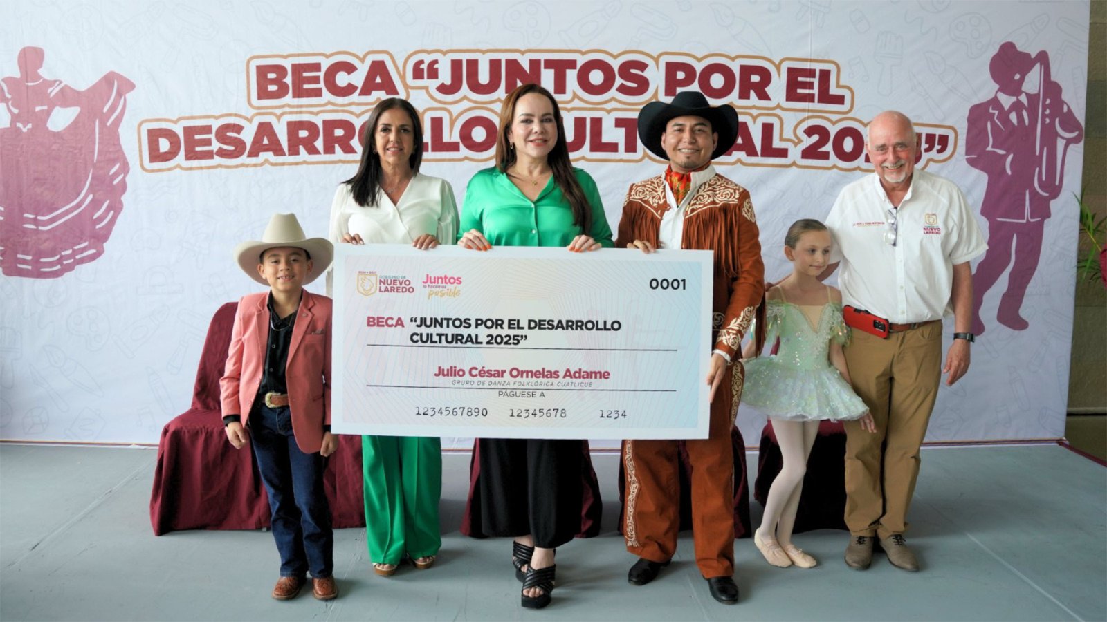Depositan becas culturales para artistas de NLD