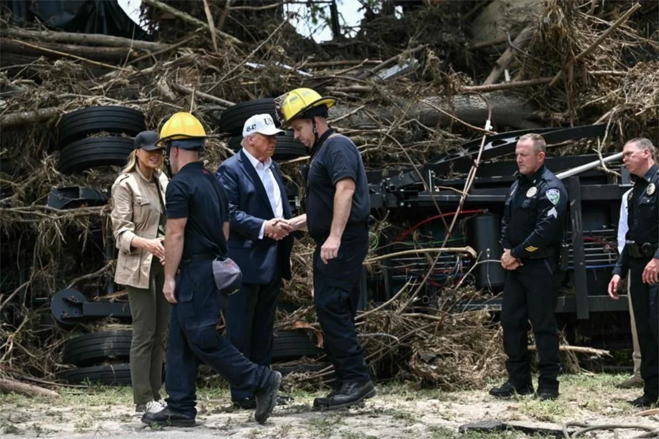 Visita Trump zona de inundaciones en Texas