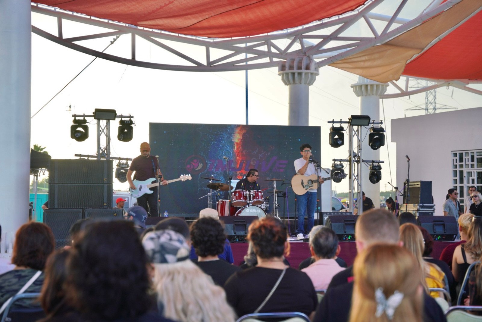 ‘Rockean’ cientos de jóvenes y familias en El Laguito