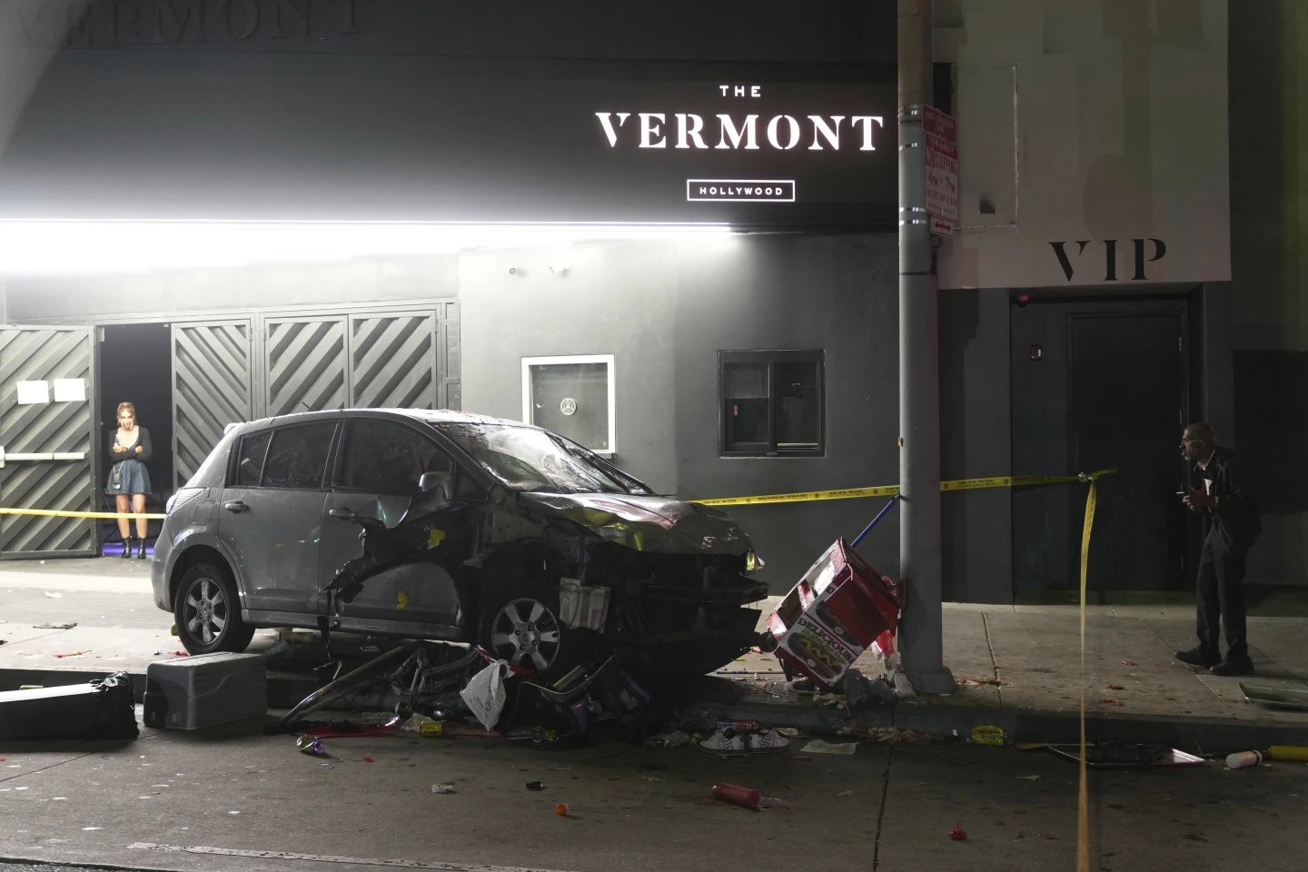 Embiste vehículo a multitud en Los Ángeles