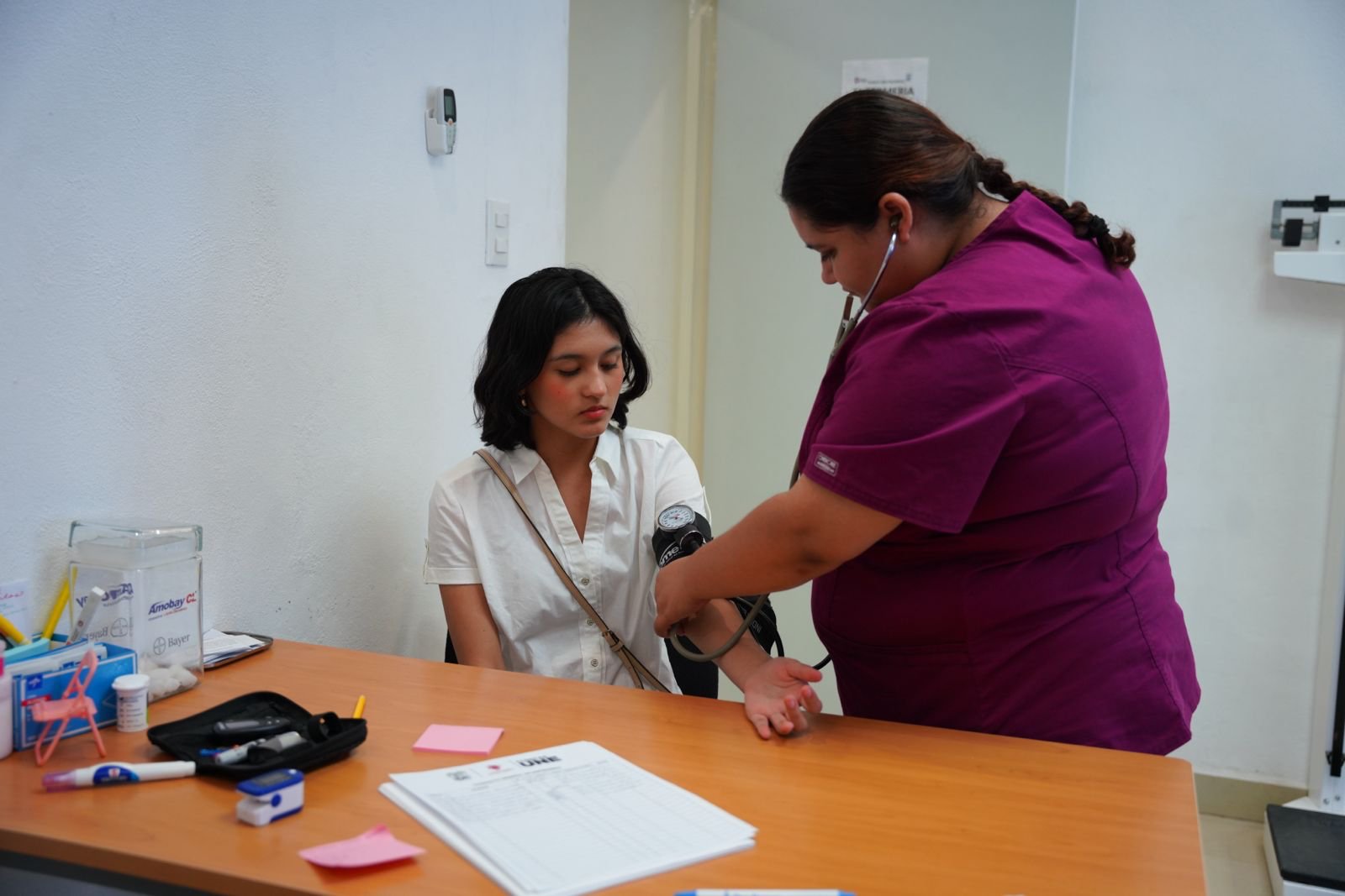 Entregan más de mil certificados médicos en Clínicas UNE